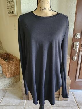 Women’s Black Long Sleeve Crewneck Tunic